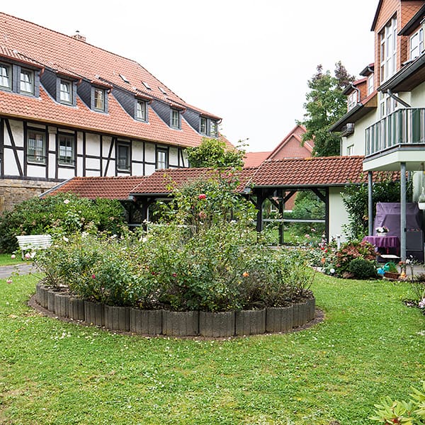 Gepflegte Gartenanlage in der Seniorenresidenz Bückeburg